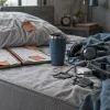 Télétravail depuis la chambre : quand le bureau envahit l'espace du lit, le sommeil trinque