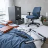 Télétravail depuis la chambre : quand le bureau envahit l'espace du lit, le sommeil trinque