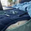 Télétravail depuis la chambre : quand le bureau envahit l'espace du lit, le sommeil trinque