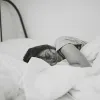 Comment bien habiller bébé la nuit pour un sommeil sûr et confortable