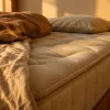 Dormir sur le ventre : la position mal-aimée et le matelas qui la rend enfin supportable