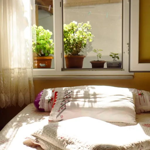Soleil, chaleur, bruit, stress : ce qui se joue hors de la chambre pour votre sommeil