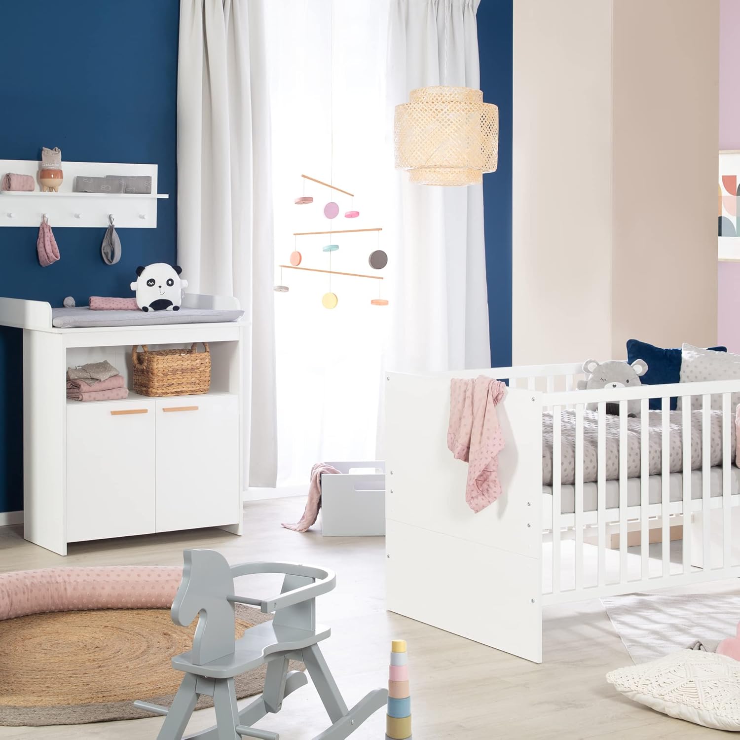 Chambre Bébé Duo 2 Pièces Anton - Lit Évolutif 70 x 140 Ajustable en Hauteur + Commode à Langer Convertible - Fermeture Douce - Bois Blanc/Poignées en Hêtre Set 2 pièces