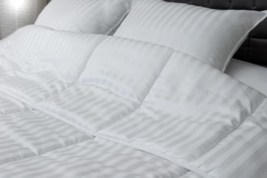 Elégance en Satin Rayée-Esthetique et Chaude-200x200 cm pour lit de 1 Personne-Fabrication Française Couette, Microfibre, Blanc, 200 CM x 200 CM 200 CM x 200 CM Couette seule
