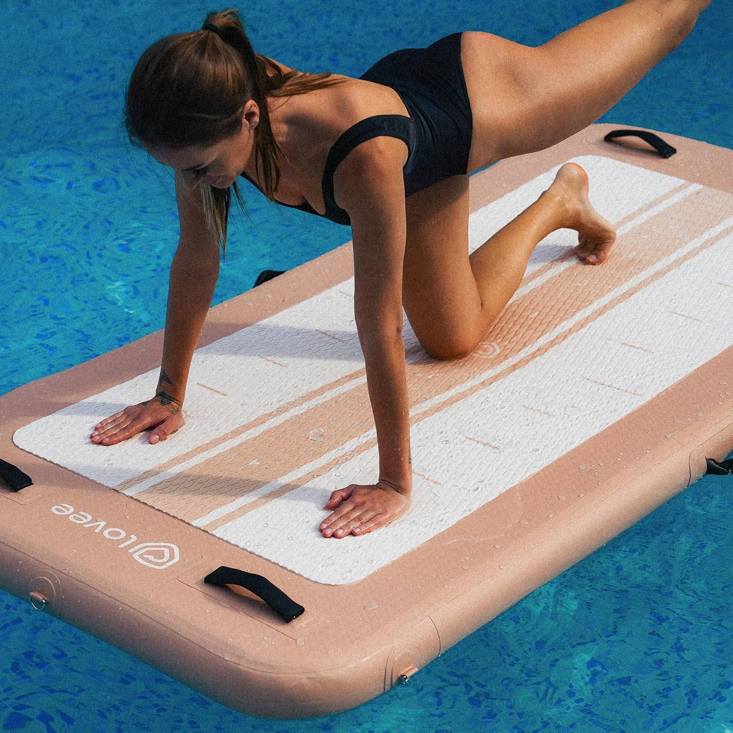 Matelas Flottant Aquaboard Grande Planche : 210 x 90 cm Double Usage : Sport ou détente Structure Haute qualité en PVC renforcé Rose