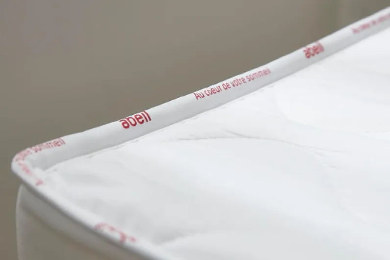 Matelas en Mousse AB100+ - Mémoire de Forme - Dureté Ferme H3 - Housse Microfibre Ultra Douce, Amovible & Lavable en Machine - Certifié Oeko-Tex - Blanc, 140 x 200 cm 140 x 200 cm AB100 mémoire de forme