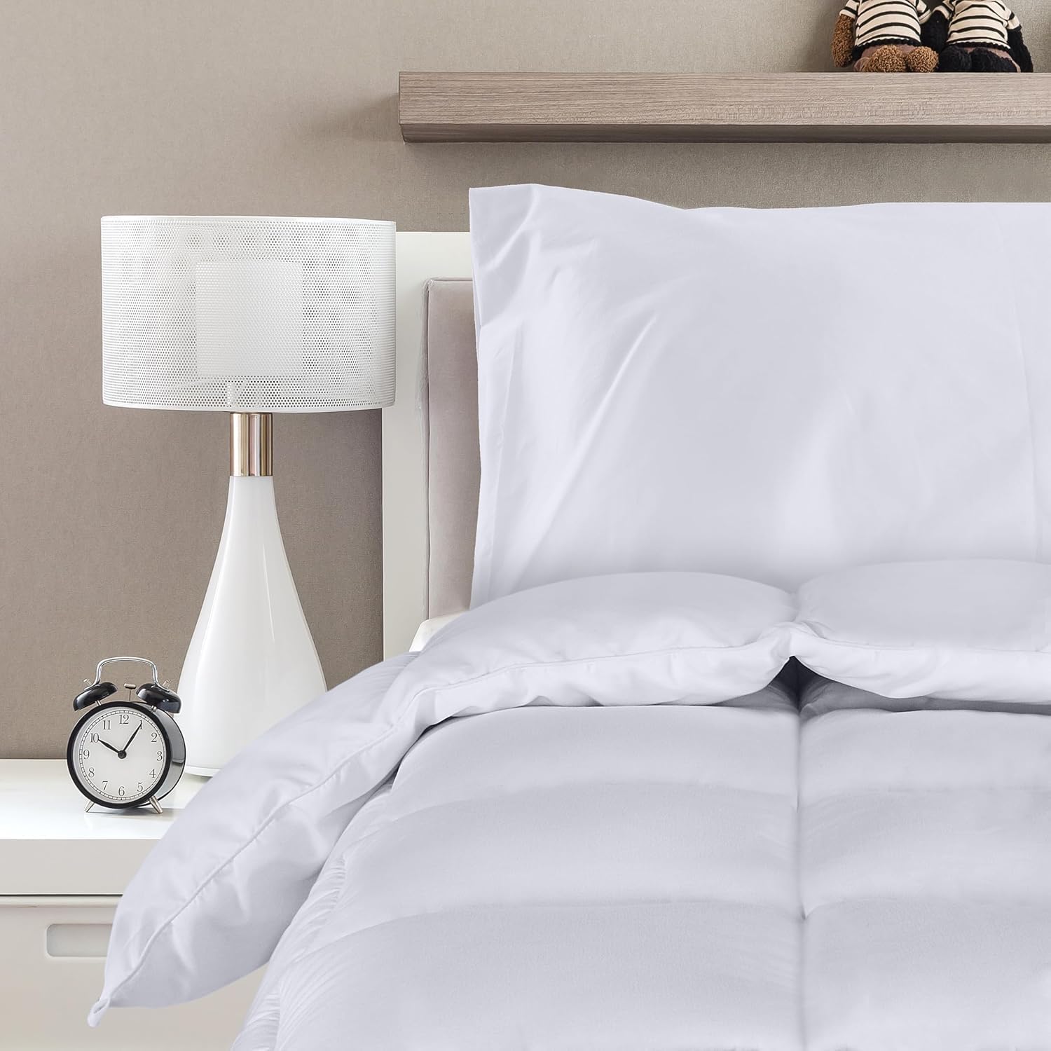 Couette Légère 200x200 cm, Couette 4 Saisons avec Onglets d’Angle, Microfibre et Rembourrage en Fibre Creuse (Blanc) Blanc 200x200 cm