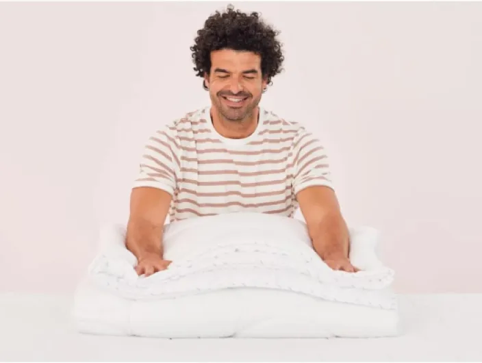 Couette Nuage Tempérée 240x220 cm - Douce et Respirante - Thermorégulatrice et Lavable - Confort Toute l’Année - Microfibres Anti-Allergènes pour Nuit Fraîche et Moelleuse Léger,Légère 240x220 cm Nuage Tempérée