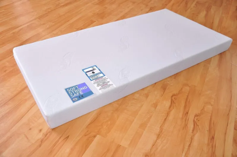 Marsell Lit bébé avec tiroir Lit bébé avec Matelas en Mousse Aloe Vera des Rails de Protection Réglables en Hauteur Blanc Transformable en lit Enfant
