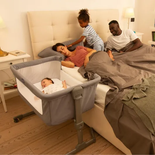 Next2Me Essential Lit Bébé Cododo, Berceau Bébé Cododo, Compatible avec Plusieurs Lits, Réglable en Hauteur, Bonne Circulation de l’air, Matelas et Sac Inclus, 0-6 Mois, Gris Stone
