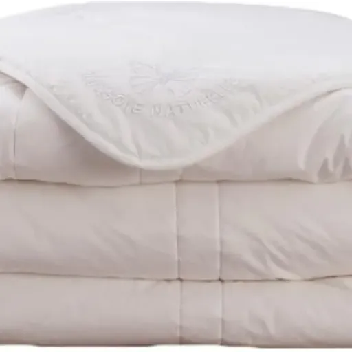 Test DODO Couette Tempérée Soie Naturelle 240x260 : une couette légère et agréable, mais pas parfaite
