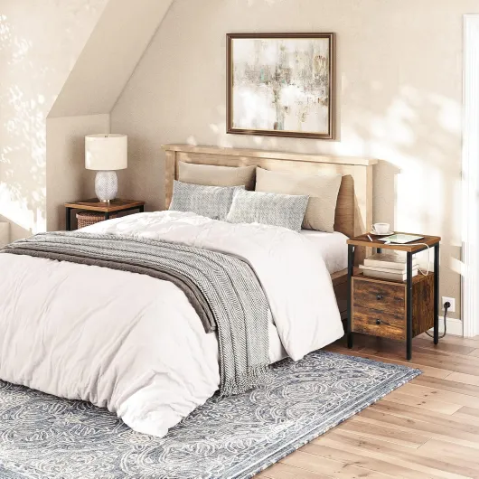 Table de Chevet avec Prise et Port USB, Table d’Appoint avec Tiroirs et Étagères de Rangement, Adaptée aux Petits Espaces, Salon, Chambre à Coucher, Marron Rustique EBF43CBZ01G2 Marron Rustique + Noir 1